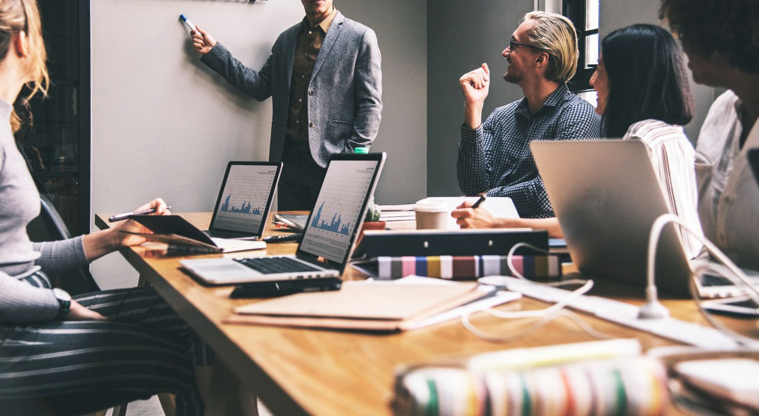 Equipo de profesionales conversando en una oficina durante una sesión de formación
