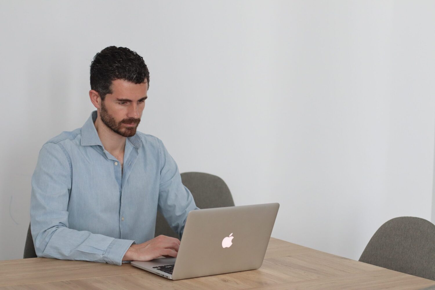 Ramón Fernández, analista de datos, trabajando frente a su ordenador