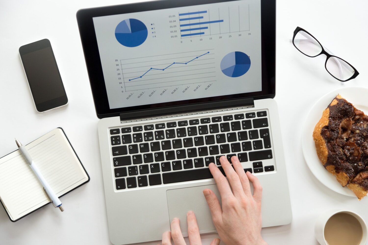 Portátil mostrando gráficos de análisis de datos